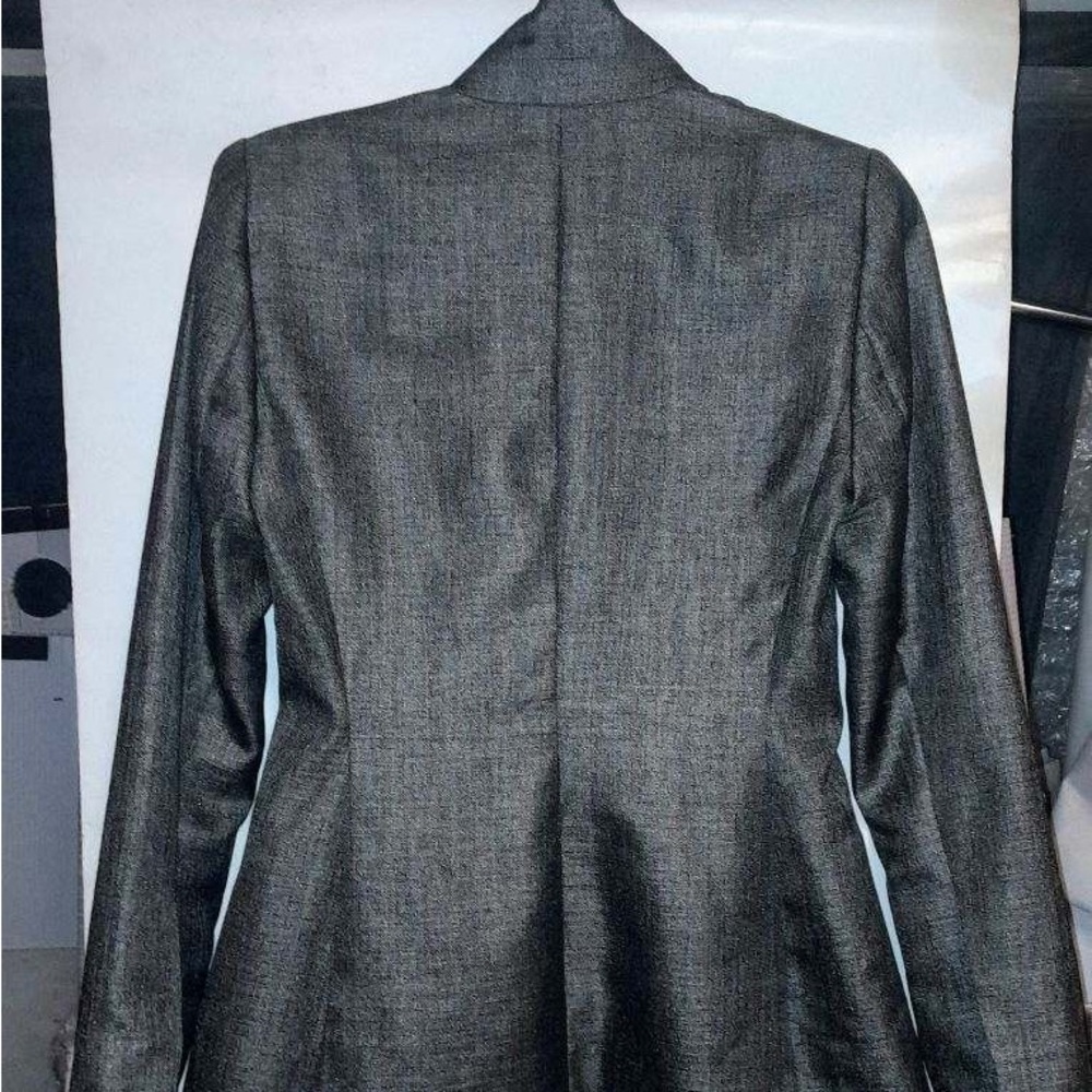 Women’s lined, dress gray, blazer, with pockets wool and polyester.  Tahari,Elie